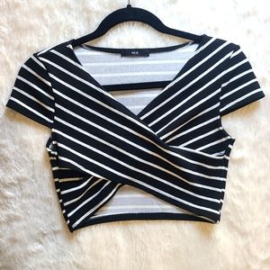 Striped black & white crop top. S